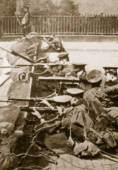Britse soldaten achter een barricade door English Photographer